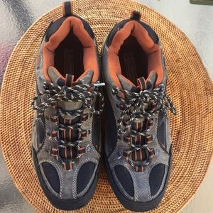 10.5 Bearpaw men’s shoes